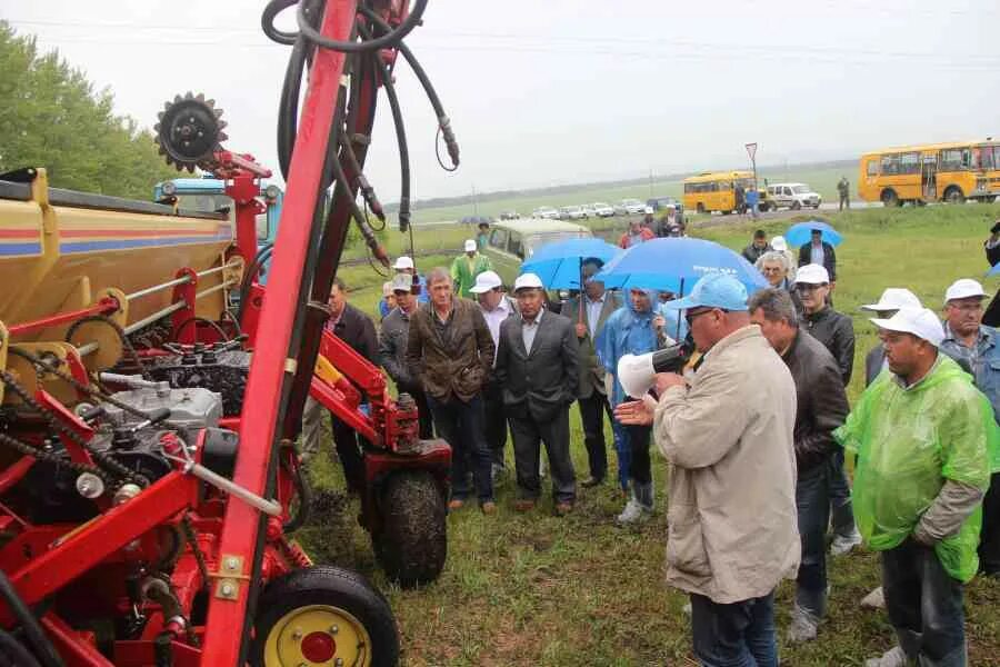 Ооо август муслюм. Ооо сельхоз. Вятские зори агрофирма инн. Саратов агро 2023. День поля муслюмово 2022.