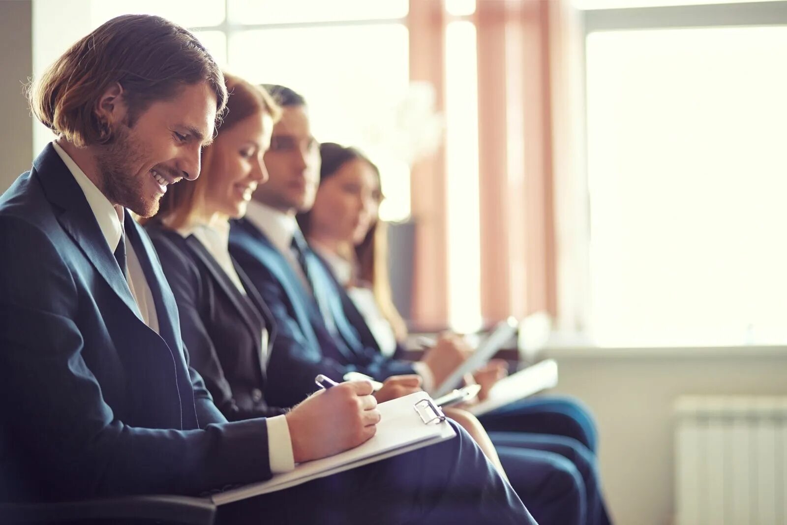 Лекция для предпринимателей. Беседа людей. Беседа людей. Education is a business. Коллектив в офисе.