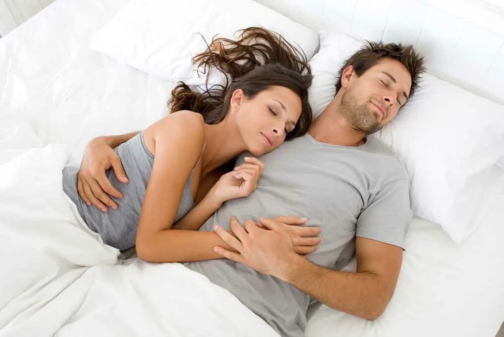 Сон с другом. Пара спит. Мужчина и женщина в кровати. Лежат в постели. Девушка спит на парне.