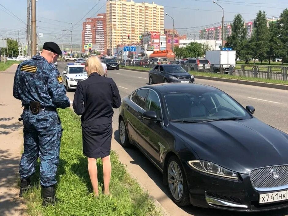 Арестованные автомобили. Машина арестована. Автомобили задержанные. Машина арестована картинка.