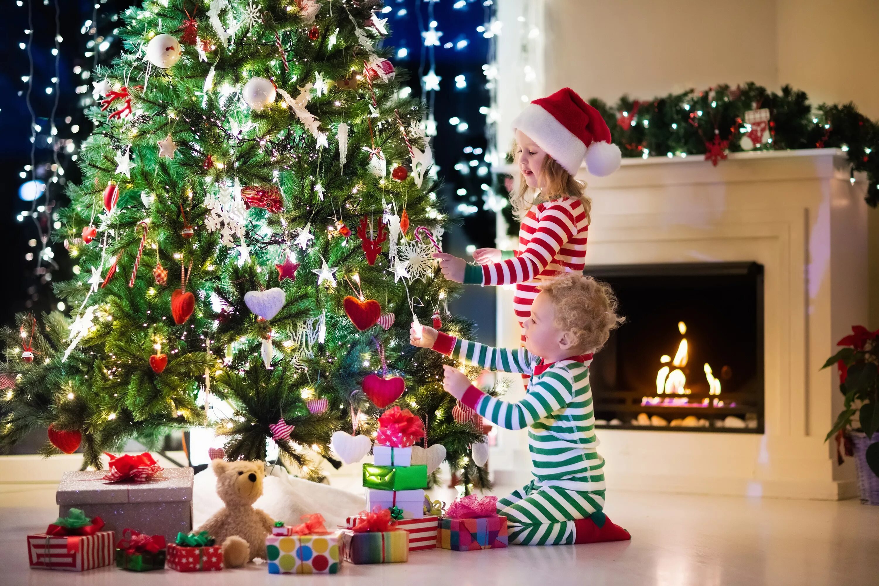 Елка Новогодняя украшенная. Подарки для елки. Дети наряжают елку. Красивая елка с подарками. Можно праздновать нового года
