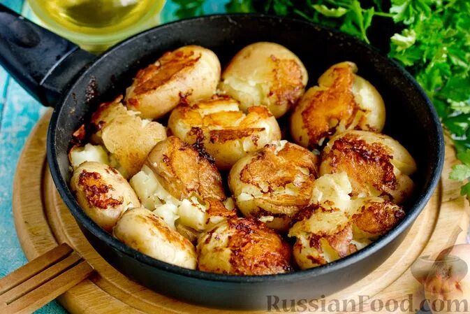 Запеченный молодой картофель. Веселая картошка. Молодой картофель в соусе. Картофель еда. Картошка для детей.