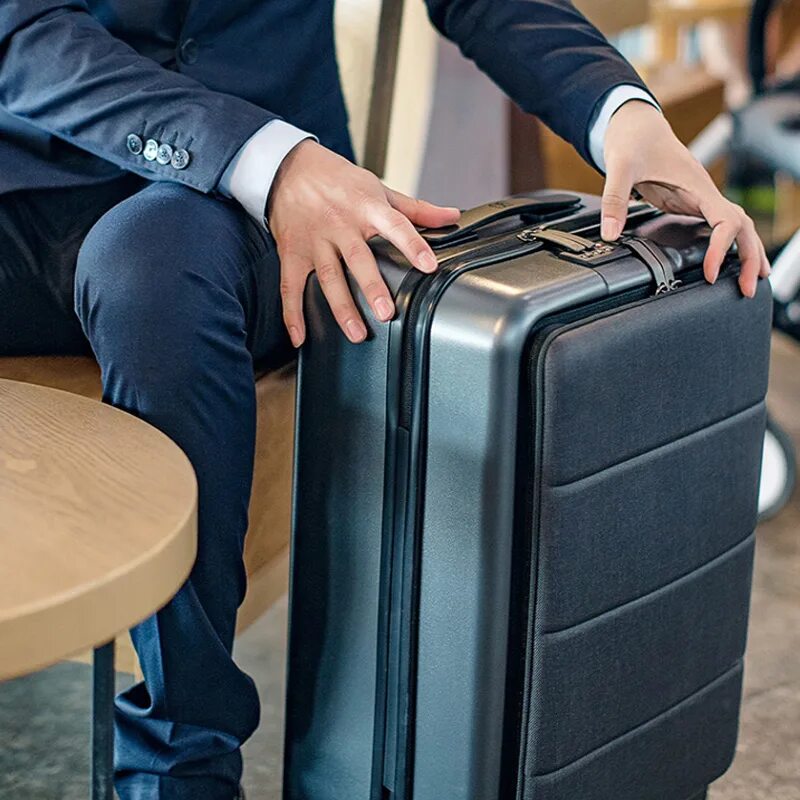Где оставить чемодан. Хранение багажа в отеле. Дорожный чемодан Xiaomi. Чемодан в деловом центре. Чемодан для бизнес поездок.