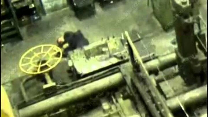 Затянуло в токарный станок. Рабочего затянуло в токарный станок. Токаря намотало набережные челны. Токаря намотало на токарный станок. Токаря затянуло в токарный станок.