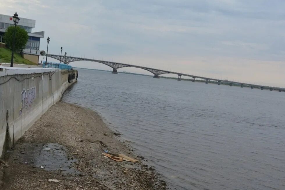 Подъем воды в белой. Саратов река Волга набережная. Река Волга обмелела. Обмеление реки Волги. Паводок на Волге набережная Саратов.