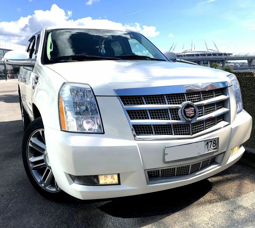 Белый эскалейд 2011. Аренда кадиллак в екб с водителем. Cadillac escalade 3 лимузин. Cadillac escalade 2020. Свадебный кортеж кадиллак эскалейд.