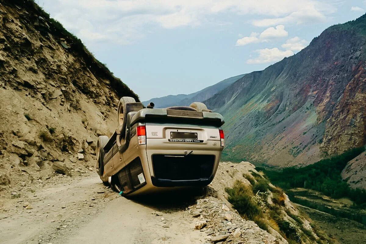 Путешествие на машине. Дорога в гору. Внедорожник в горах. Автомобиль дорога горы. Машина на дороге.