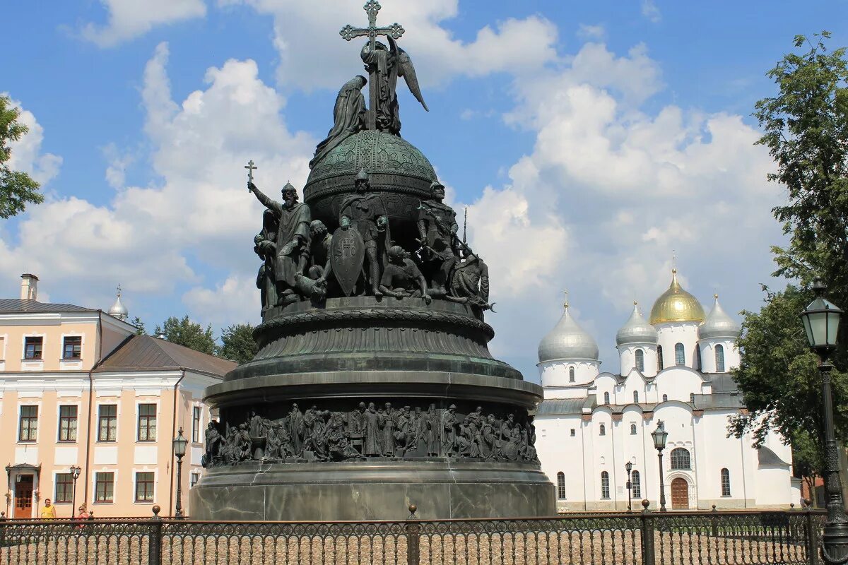 Кто изображен на памятнике в новгороде. Микешин памятник тысячелетию России. Памятник тысячелетию России в Великом Новгороде 1862.. Памятник тысячелетие России Великий Новгород. Микешин памятник тысячелетию России в Новгороде.