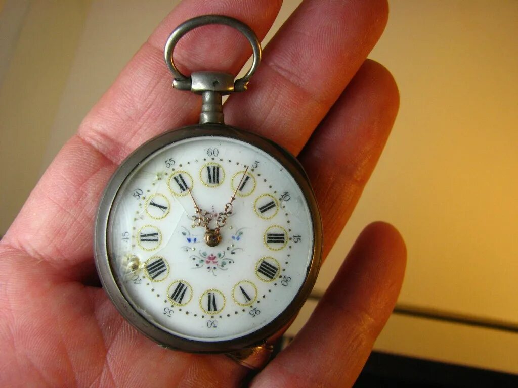 Карманно наручные часы. Карманные и наручные часы. Карманные часы РДР 2. Pocket watch. Карманные часы на флоте.