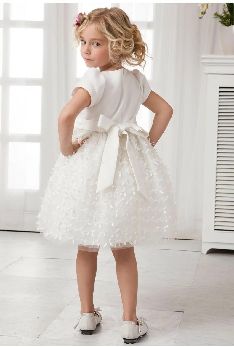 Девочке платье выпускной 4 класс купить. Белое платье для девочки. Красивое белое платье для девочки. Праздничные платья для девочек. Шикарные детские платья.