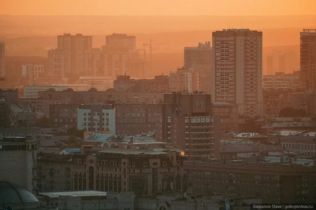 Слава Степанов фотограф Новосибирск. Крыши многоэтажек. Закат на крыше. Закат в Новосибирске.