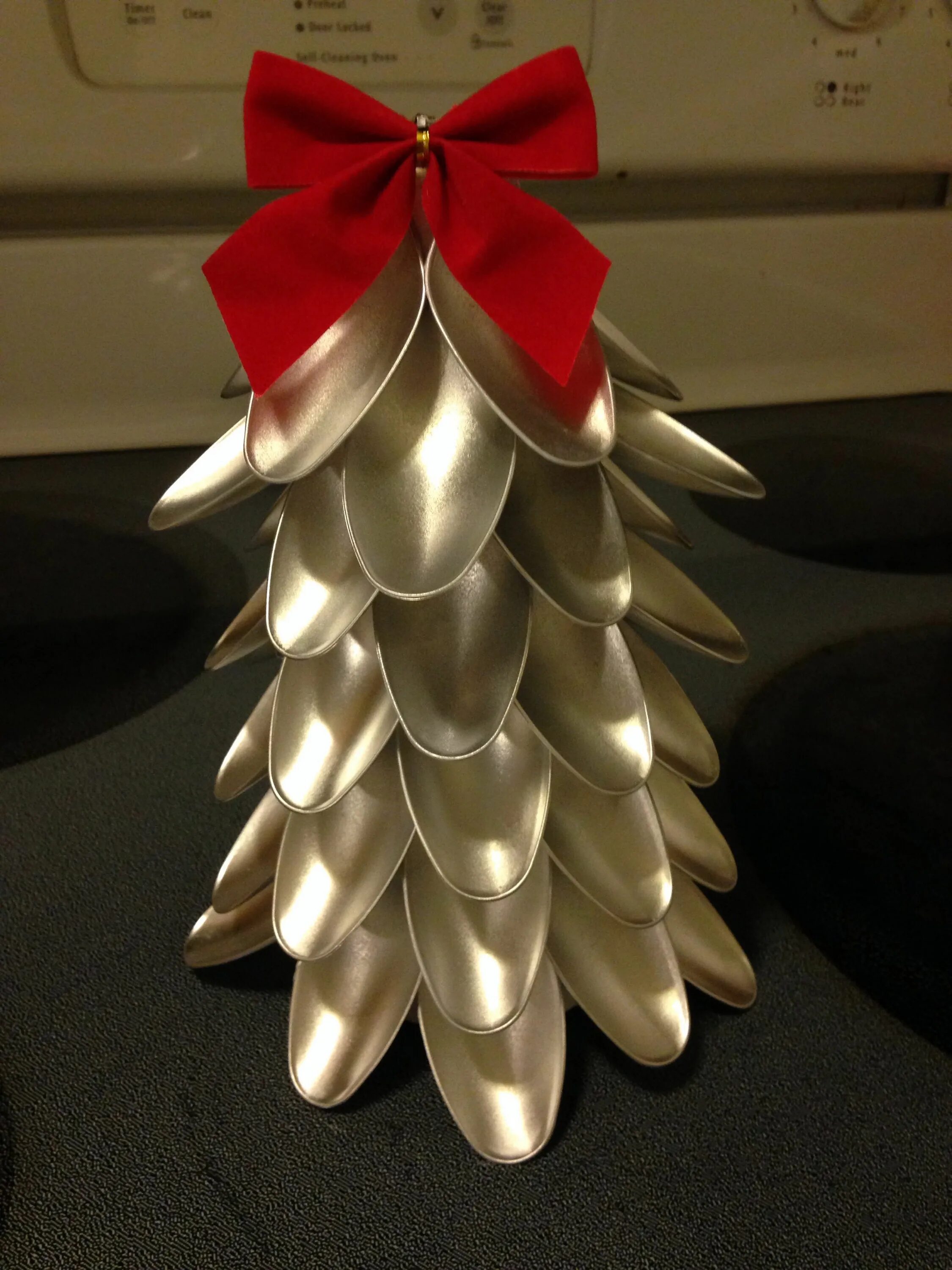 елка из пластмассовых ложек. новогодняя елка из пластмассовых ложек. елка из ложек пластиковых. елочная игрушка из одноразовых ложек. елка из ложек пластиковых.