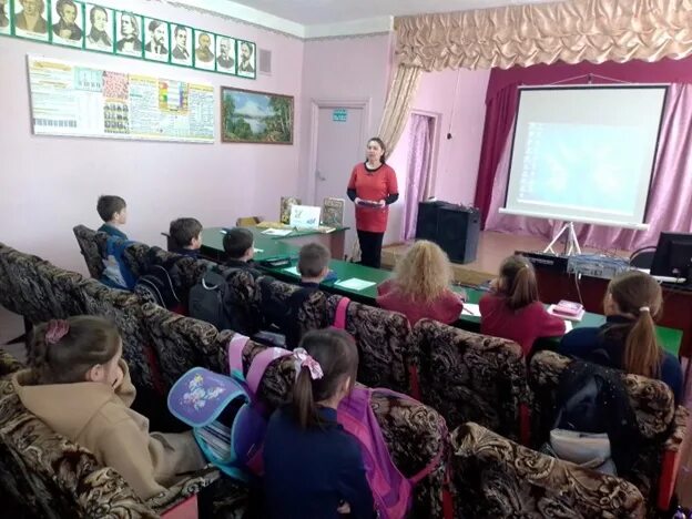 Базарно-карабулакские предприятия. Базарно карабулакская межпоселенческая центральная библиотека. Чп базарный карабулак 1 сентября. Национальная информационная безопасность. Выставка энциклопедий в библиотеке.