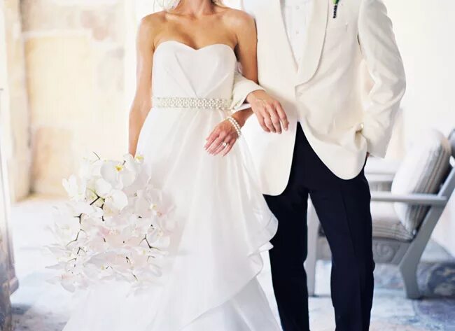 Жених и невеста в белом. Свадебное платье пиджак. Жених и невеста в белом цвете. Белый пиджак на свадебное платье. Негр жених