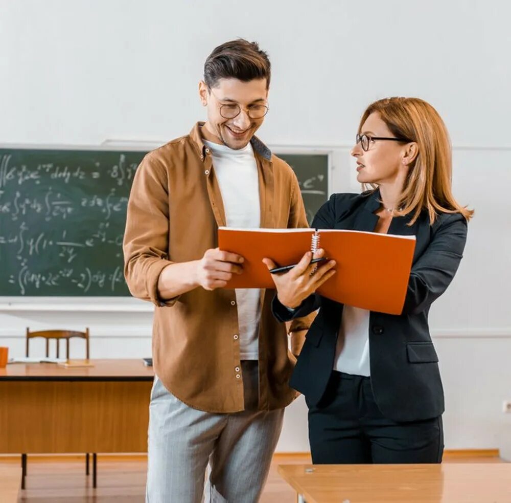 Педагог. Учитель и ученик. Кем можно работать с педагогическим образованием. Куда устроиться учителю. Педагог фото.