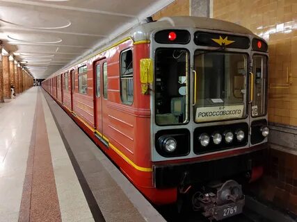 Красный поезд метро москва