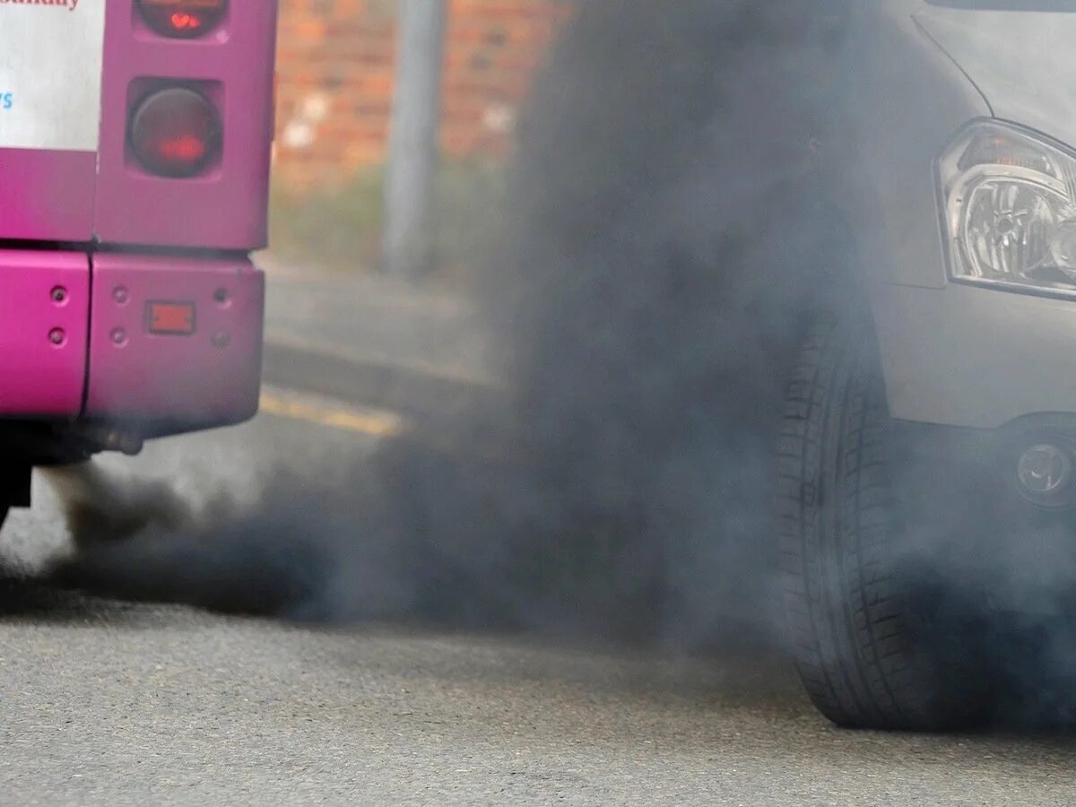 Загрязнение воздуха машинами. Загрязнение атмосферы выхлопными газами автомобилей. Машины загрязняют воздух. Машины загрязняют атмосферу.