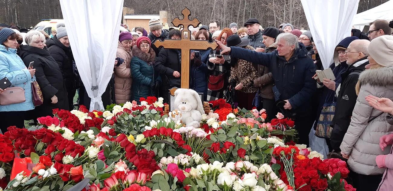 Могила Юлии Началовой на Троекуровском. Похороны и могила Юлии Началовой.