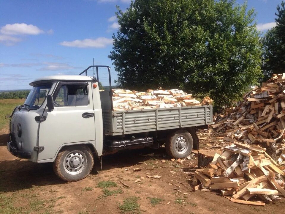 Сколько дров в газели. УАЗ 3303 бортовой с дровами. УАЗ 3303 груженый дровами. УАЗ 3303 С дровами березовые. УАЗ 3303 4 Куба дров.