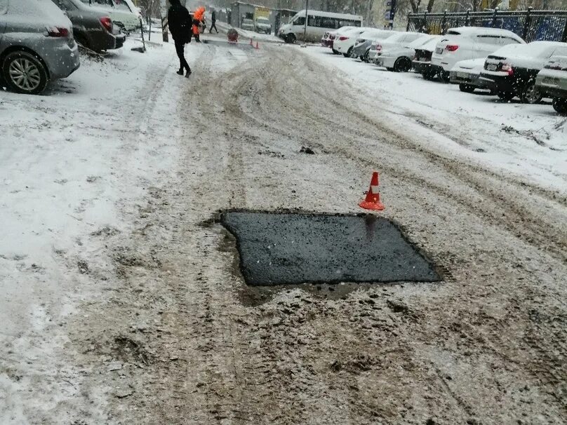 Немного снега выпало. Укладка асфальта в снег. Асфальт в снег Саратов. Укладка асфальта в дождь. Укладка асфальта в снегопад.