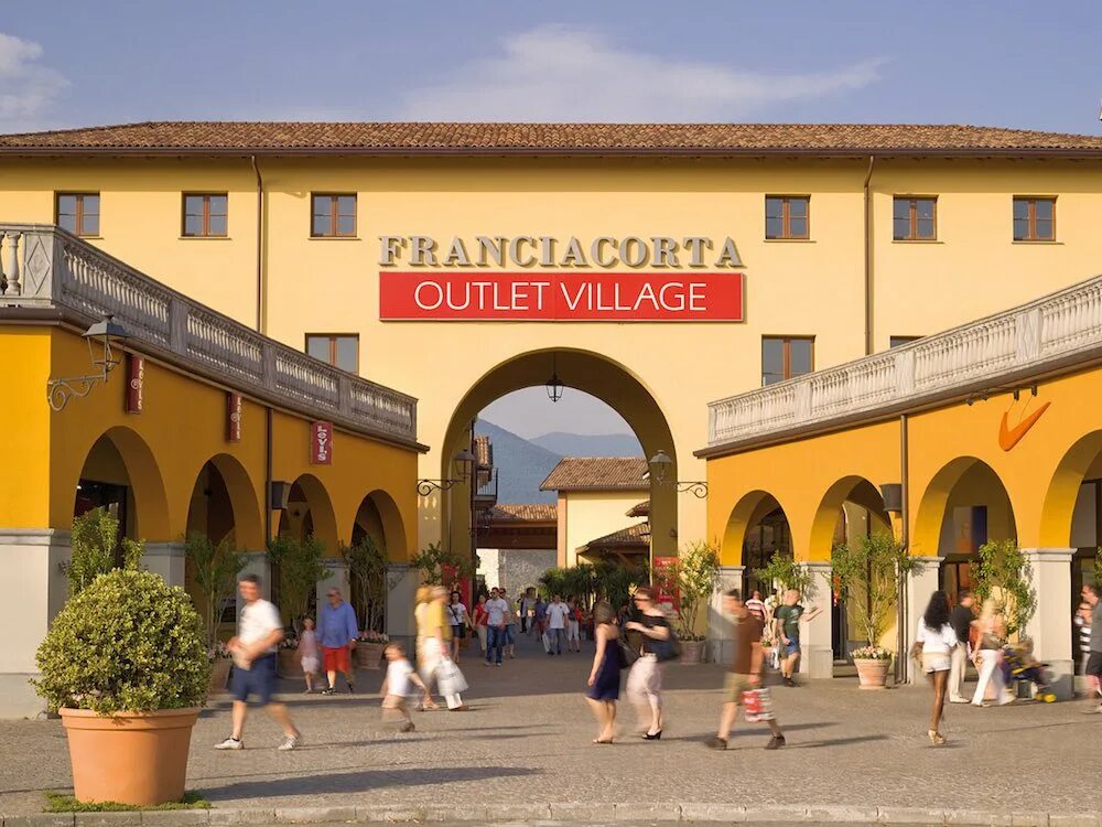 Outlet village магазины. Franciacorta Outlet Village. Аутлет Италия Брешия. Аутлет Александрия Италия.