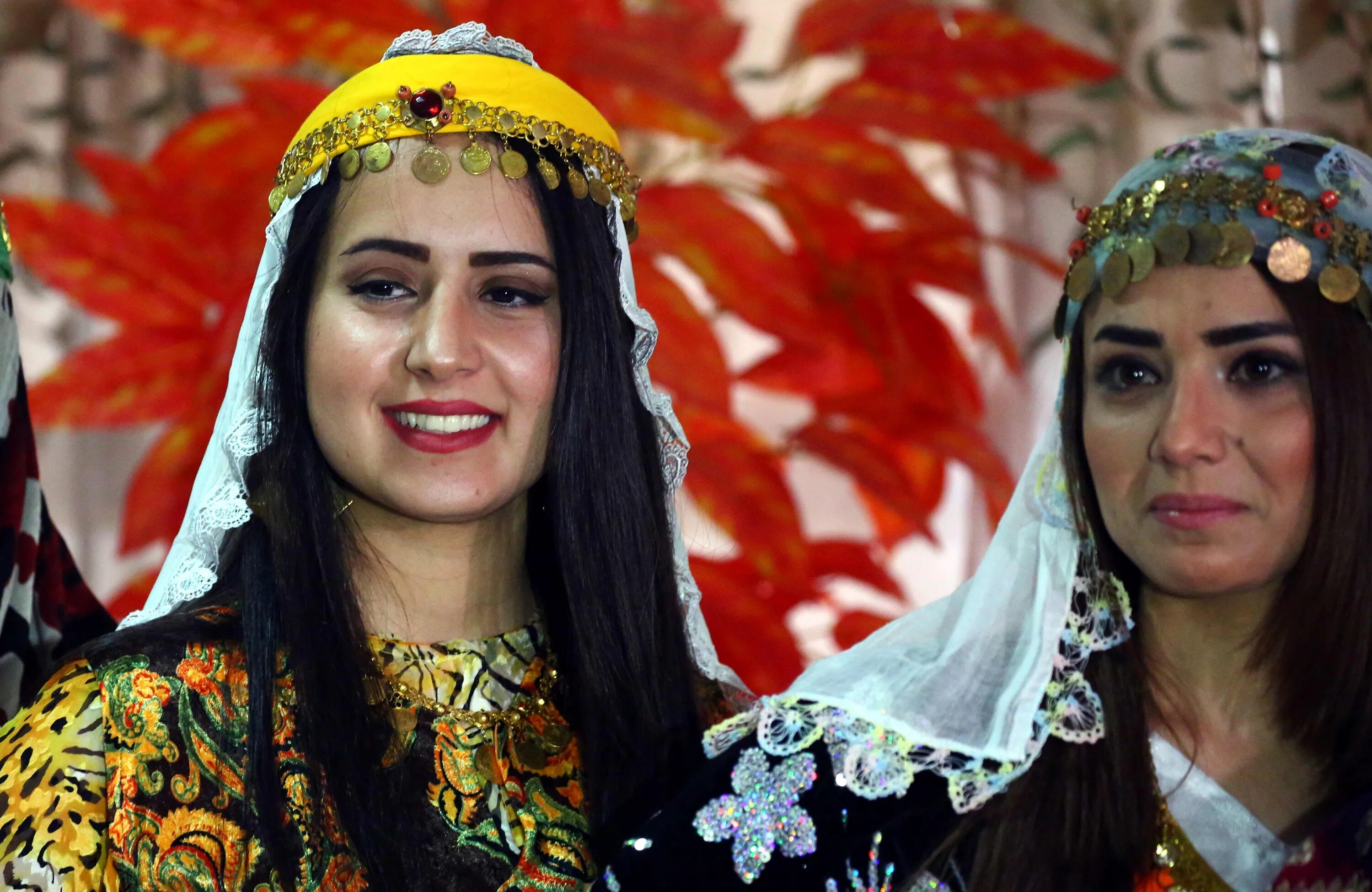 Русско турецкая девушка. Курды Езиды. Курды костюм Езиды. Курды Езиды Ассирийцы. Ассирийцы нация Ассирийцы.
