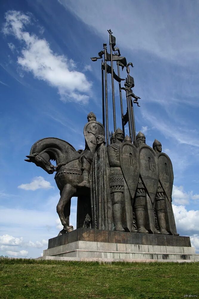 Какой памятник находится. Псков гора соколиха памятник александру невскому. александр невский памятник в пскове. александр невский монумент псков. памятник дружине александра невского в пскове.