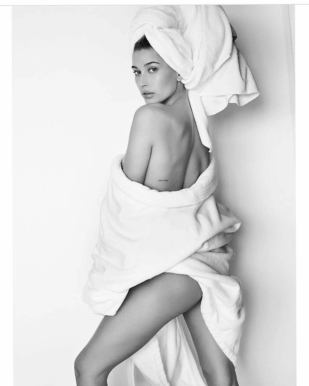 Девочка в полотенце. Марио Тестино Towel Series. Кристен Стюарт фотосессия Марио Тестино. Марио Тестино полотенце.