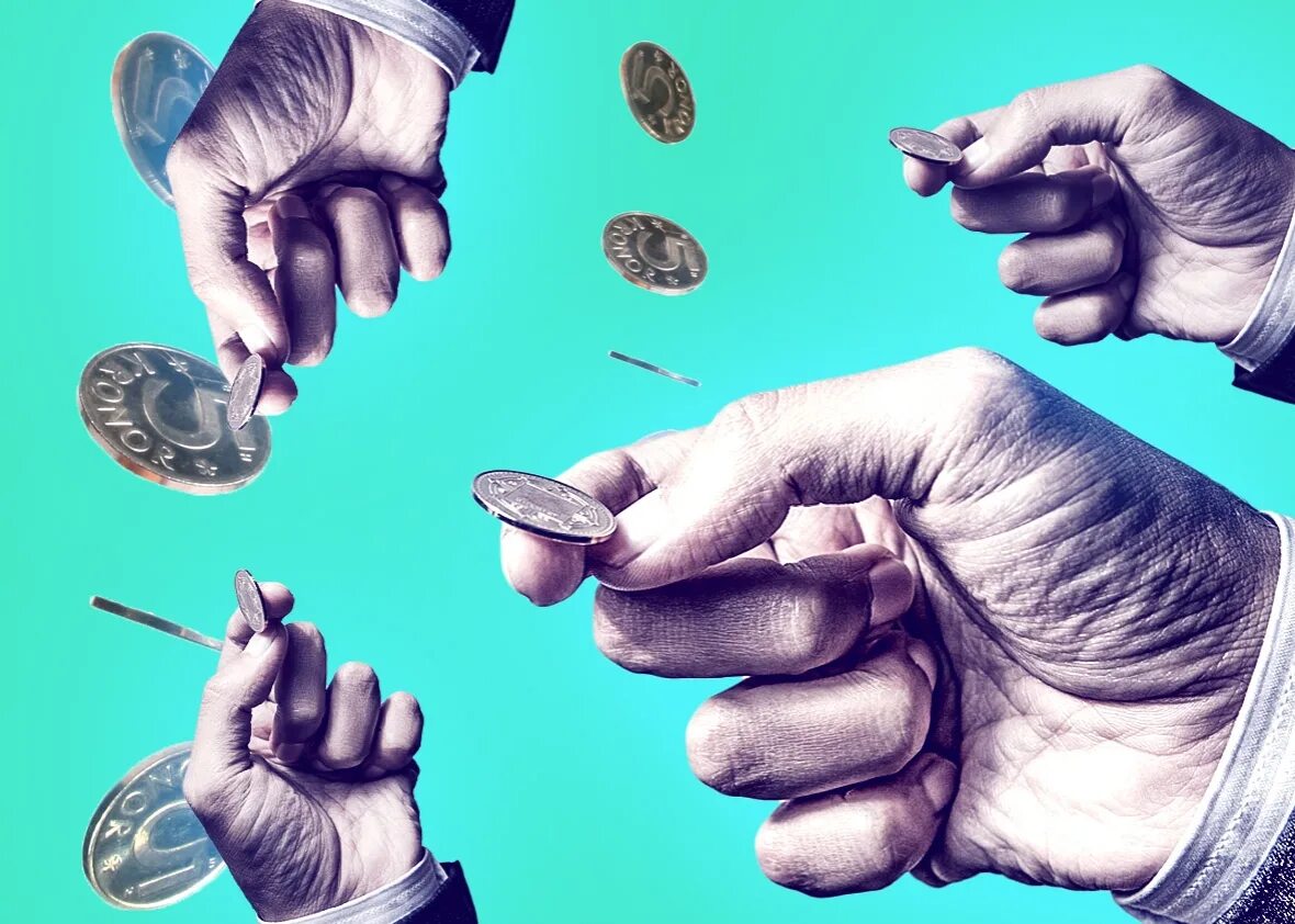 мужчина монета в руках. орел решка подбрось монетку. монетка в воздухе. монета жребий.