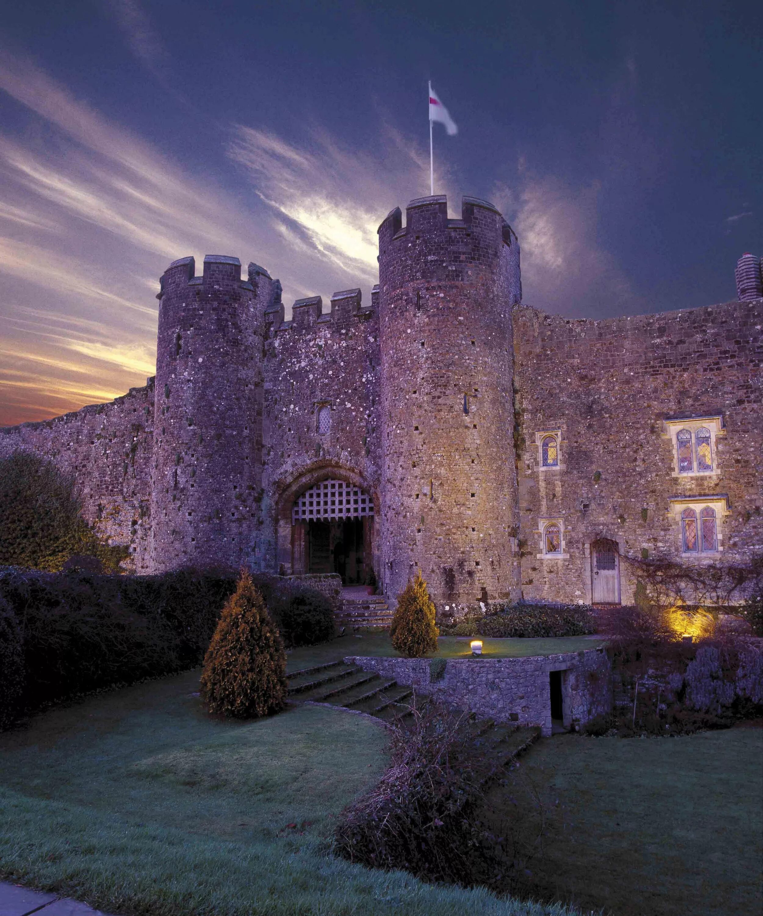 Замки британии. Средневековый замок Amberley Castle. Замок Фолган Англия. Замок Англия Шато. Замок Эмберли в Великобритании.