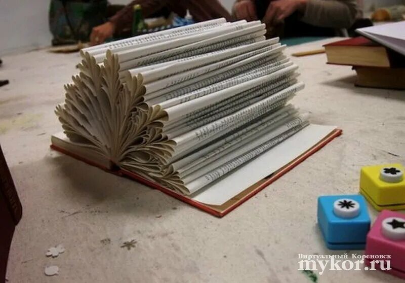 Что можно сделать из книг. Поделки из книжных страниц. поделки из старых книг. композиция из старых книг. поделка книга.