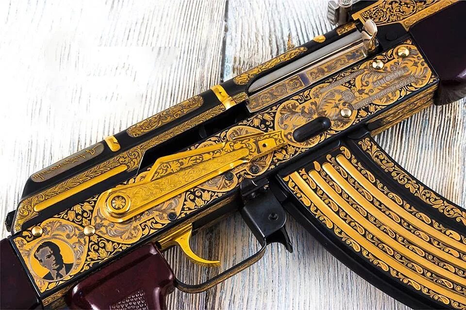Золотой АК 47 Каддафи. Автомат Калашникова золотой наградной АК-47. АКМ-74 золотой. AK 47 автомат золотой. Украшенное оружие
