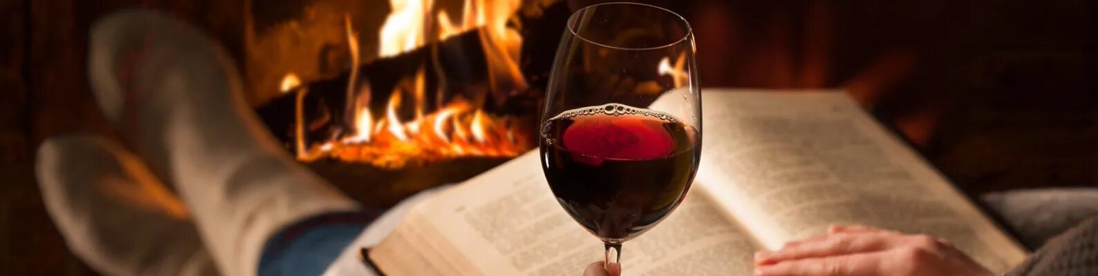 Бокал вина огонь. У камина с книгой и вином. Камин вино. Коньяк у камина. Вино в руке у камина.