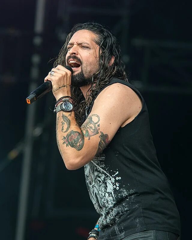 Ронни ромеро рейнбоу. Ronnie romero raised on radio 2022. Ромеро вокалист. Ронни ромеро фото. Рони ромеро.