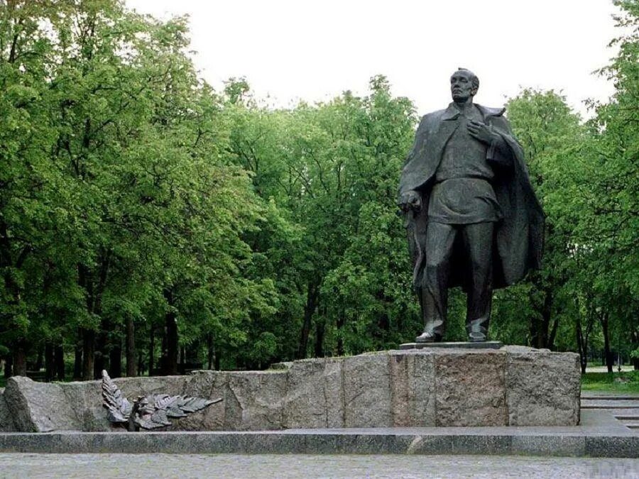 Парк янки купалы в минске. День янки купалы в 2024. Мемориальная доска памяти на доме. Памятники янке купале в беларуси. Памятник янке купале (москва).