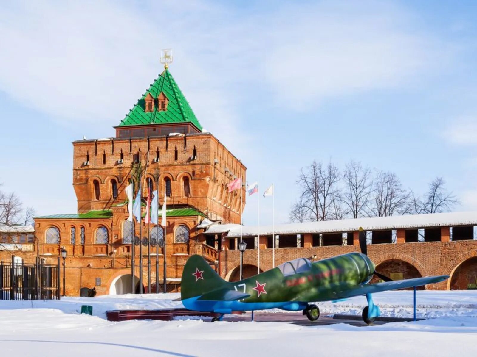 Тур в нижний новгород на 3 дня. Дмитриевская башня Нижегородского Кремля. Дмитриевская башня Нижний Новгород зимой. Нижний Новгород Дмитриевская башня улица.