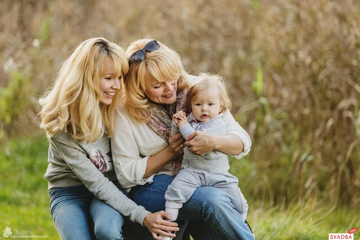 Bi family. Фотографии семьи сестры. Семья блондинка фото. Би семья. Семейное фото Светы.