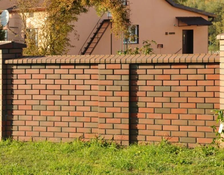 Кирпич для забора цвета. Кирпичный забор. забор из кирпича. красивые заборы из кирпича. красивые кирпичные заборы.