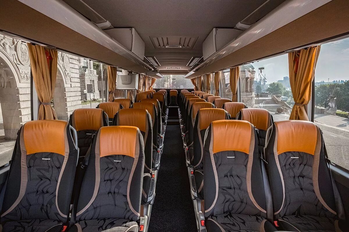 Сиденья пассажирского автобуса. Салон автобуса. Автобус внутри. Автобус вид изнутри. Салон большого автобуса.