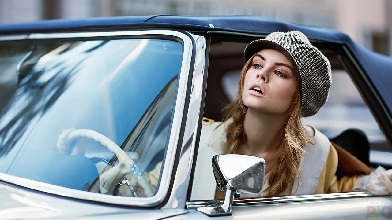 Девушка в машине. За рулем автомобиля. Женщина за рулем. Девушка едет в кабриолете. Девушка едет в машине и поет.