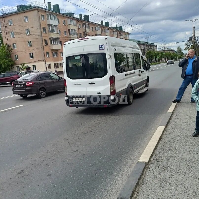 Водитель на автобус 13. Водитель маршрутки. Водитель маршрутки. Водитель маршрутки. Водитель автобуса.