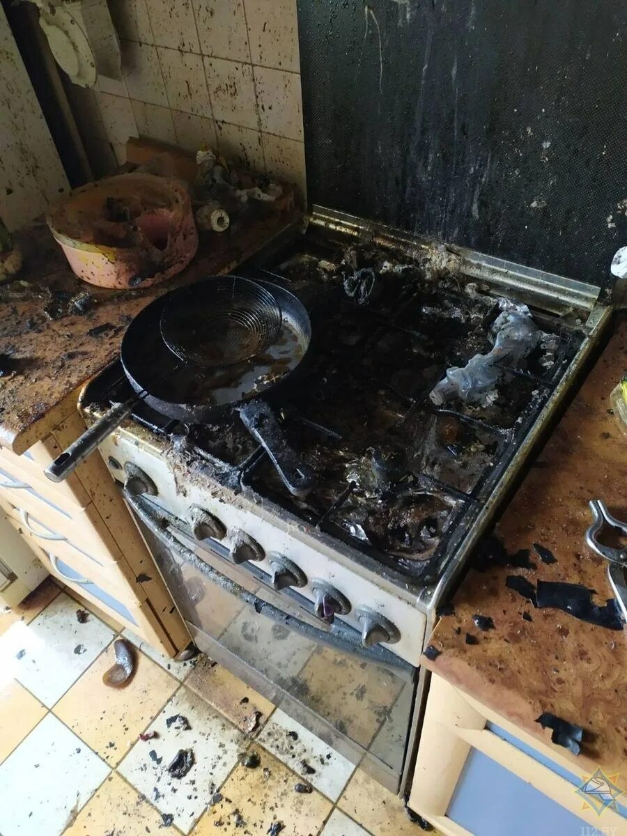Сгоревшая кухня. Электроплита сгорела. Сгоревшая плита. Сгоревшая кухонная плита. Газовая плита сгорела.