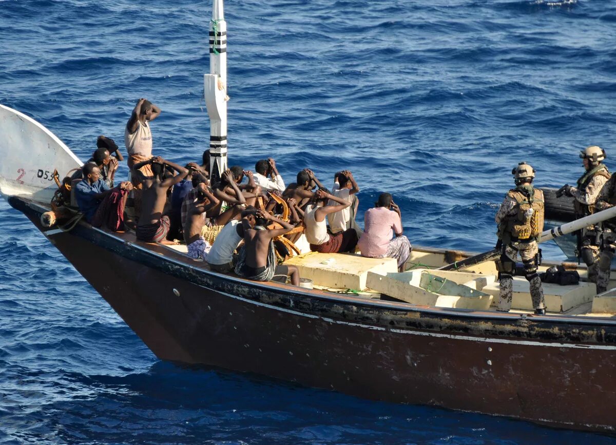 Нападение пиратов. Пираты 21 века Сомали. Корабль пиратов Сомали. Морские пираты Сомали. Федеративная Республика Сомали пираты.