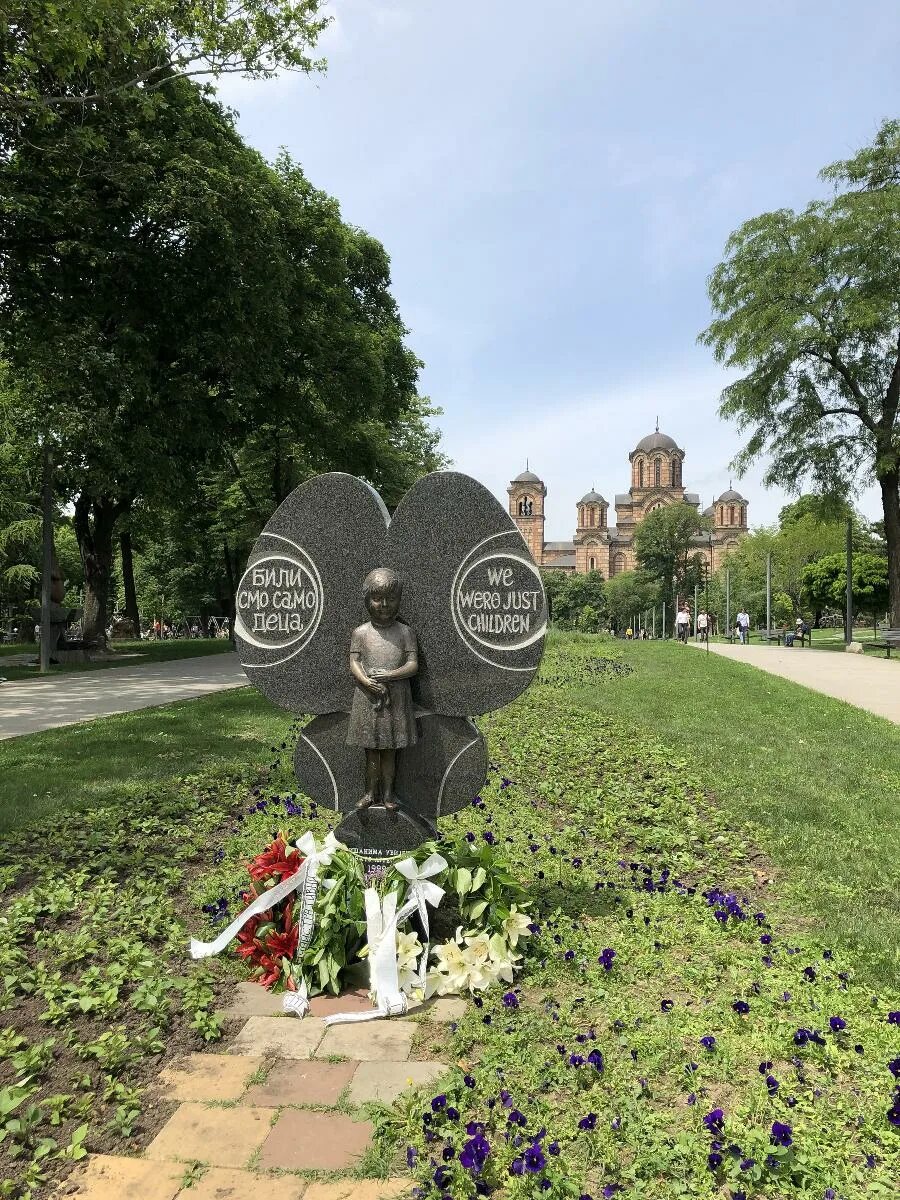 Сербия памятники. Памятник жертвам бомбардировок в Белграде. Памятники Белграда Сербия. Памятник погибшим детям Белград 1999. Парк шумице Белград.