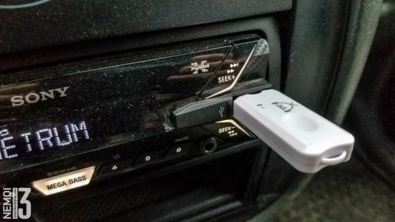 Автомагнитола через usb. Блютуз адаптер для автомагнитолы USB на ВАЗ 2114. Блютуз адаптер аукс для автомагнитолы. Блютус адаптер USB для автомагнитолы. Магнитола с блютуз и USB.