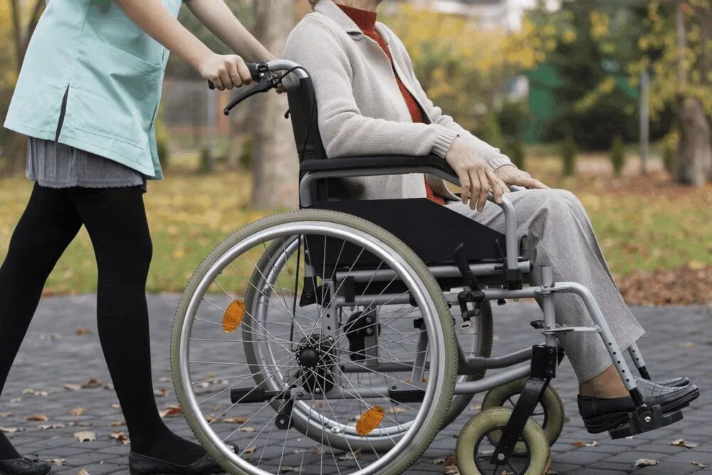 Поможет людям с ограниченными. Люди с ограниченными возможностями. Люди сограничеными возможностями. Человек в инвалидной коляске. Инвалид 1 группы.