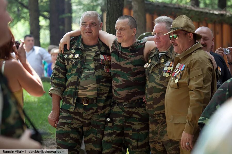 Очередь участников боевых действий. Ветеран боевых действий. Ветераны военных действий. День ветеранов боевых действий. День ветеранов Чеченской войны.