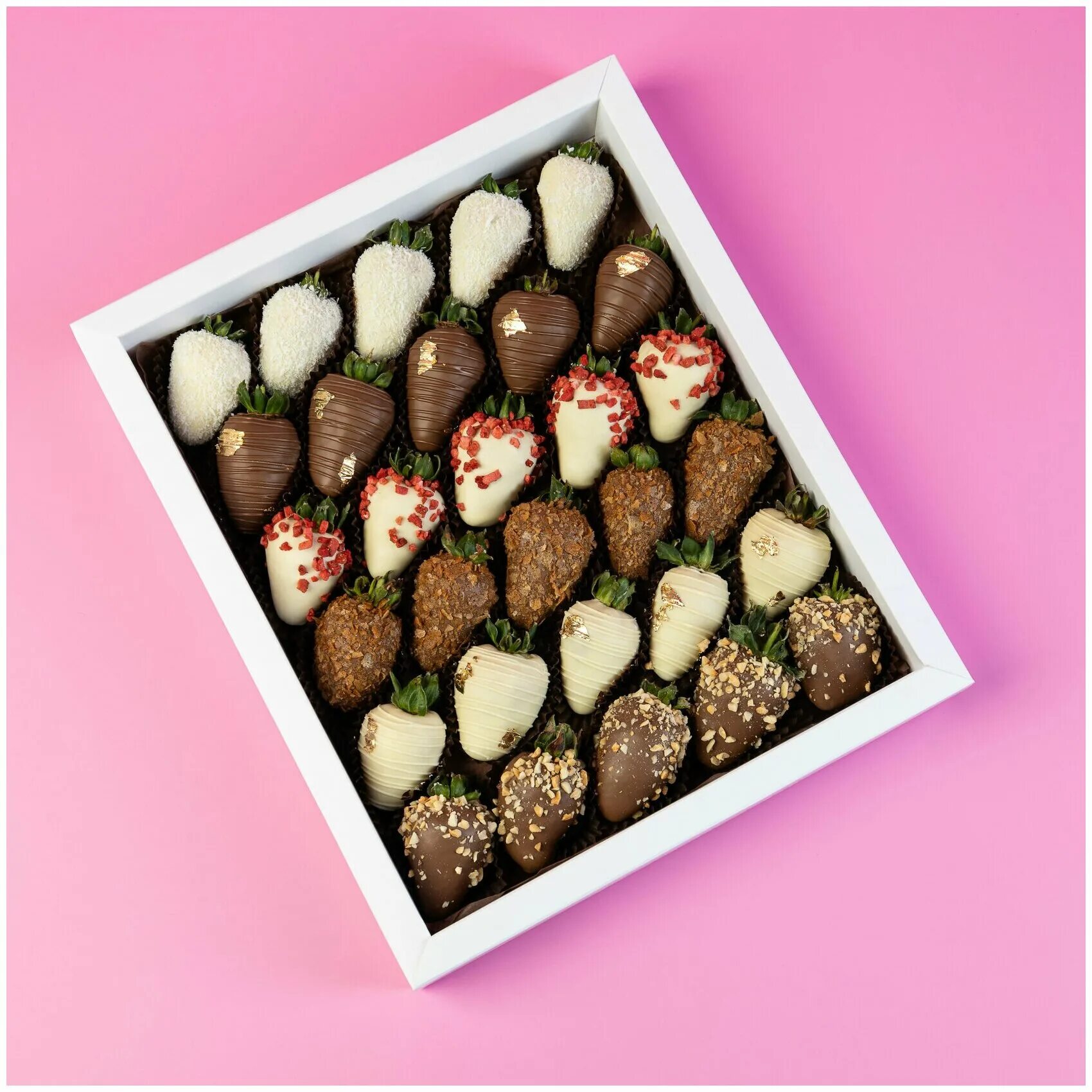 ). Chocoroom. букет из клубники в шоколаде. промокод chocoroom. клубника в шоколаде в коробочке сердце.