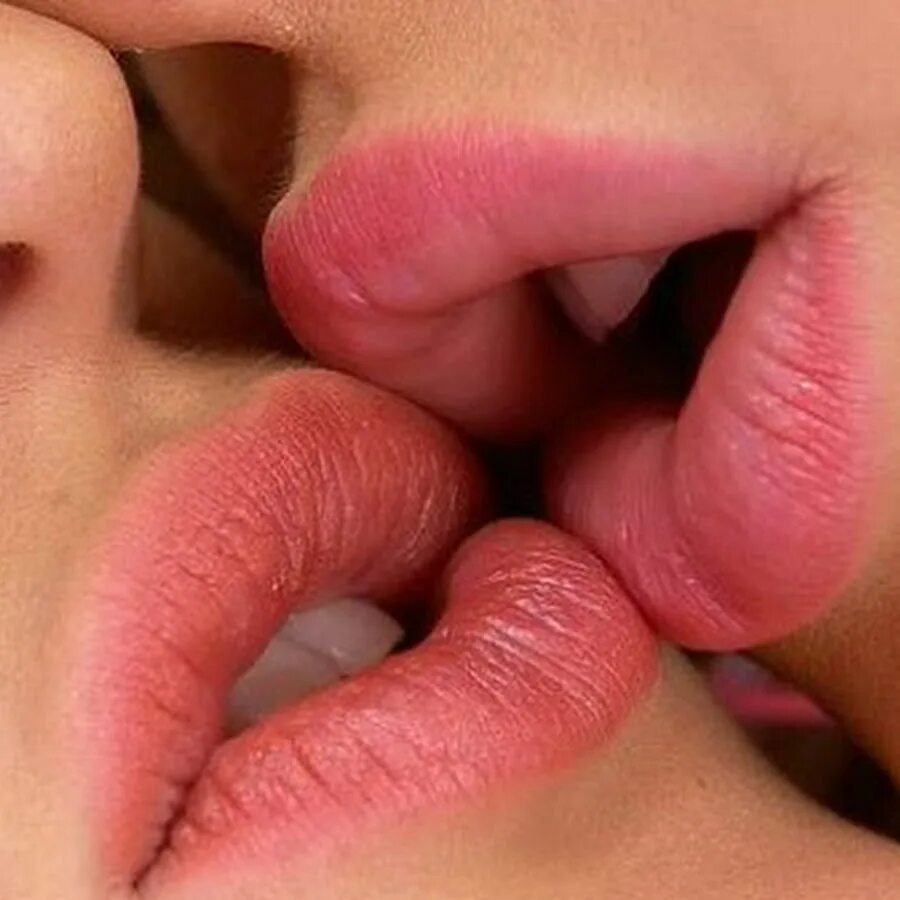 Two girls lick. Поцелуй в губы. Сочный поцелуй. Целующие губы. Поцелуй с языком.