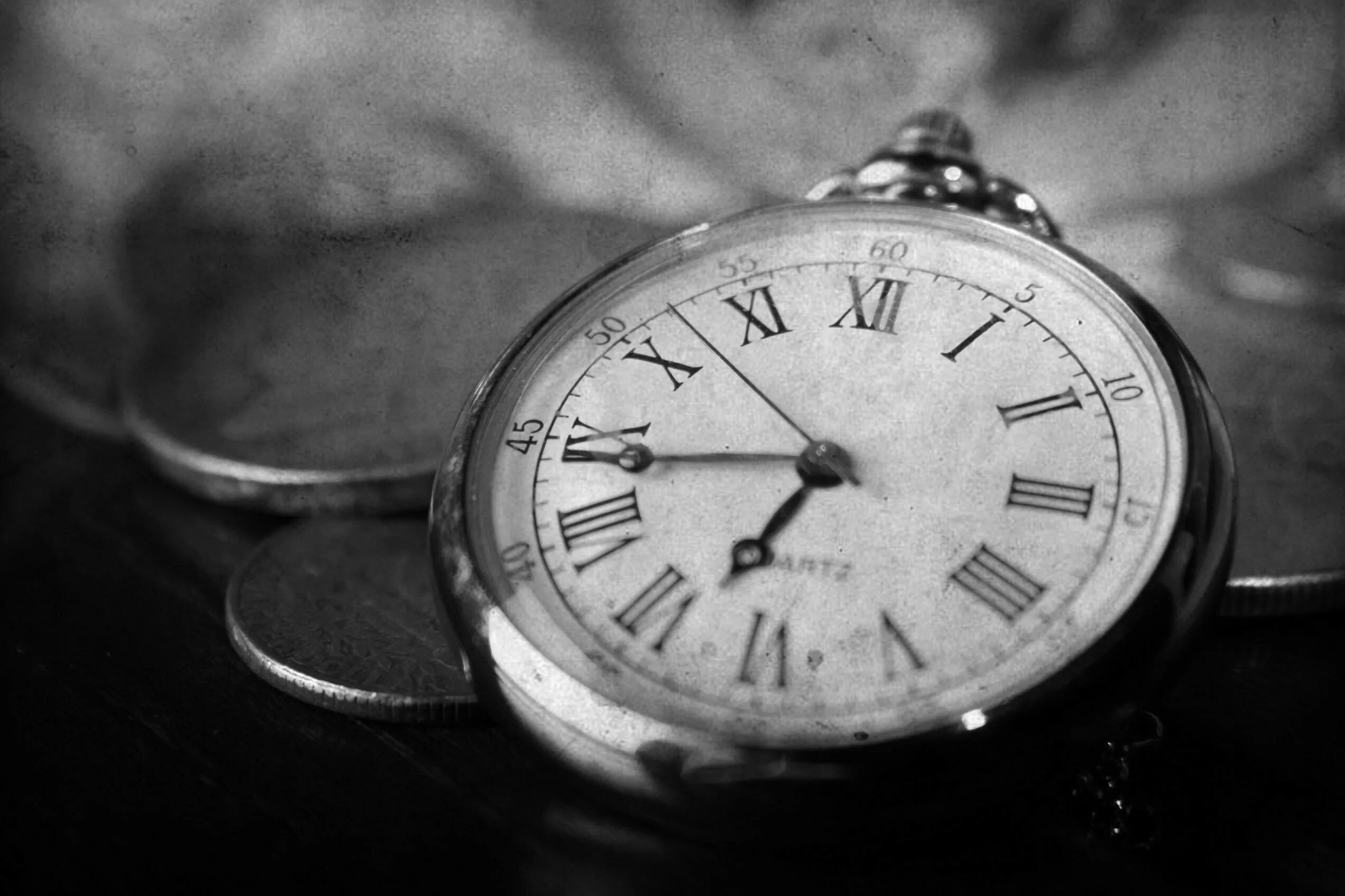 Черный часовой. Старые часы. Часы черно белые. Черно белые старинные часы. Антикварные часы.